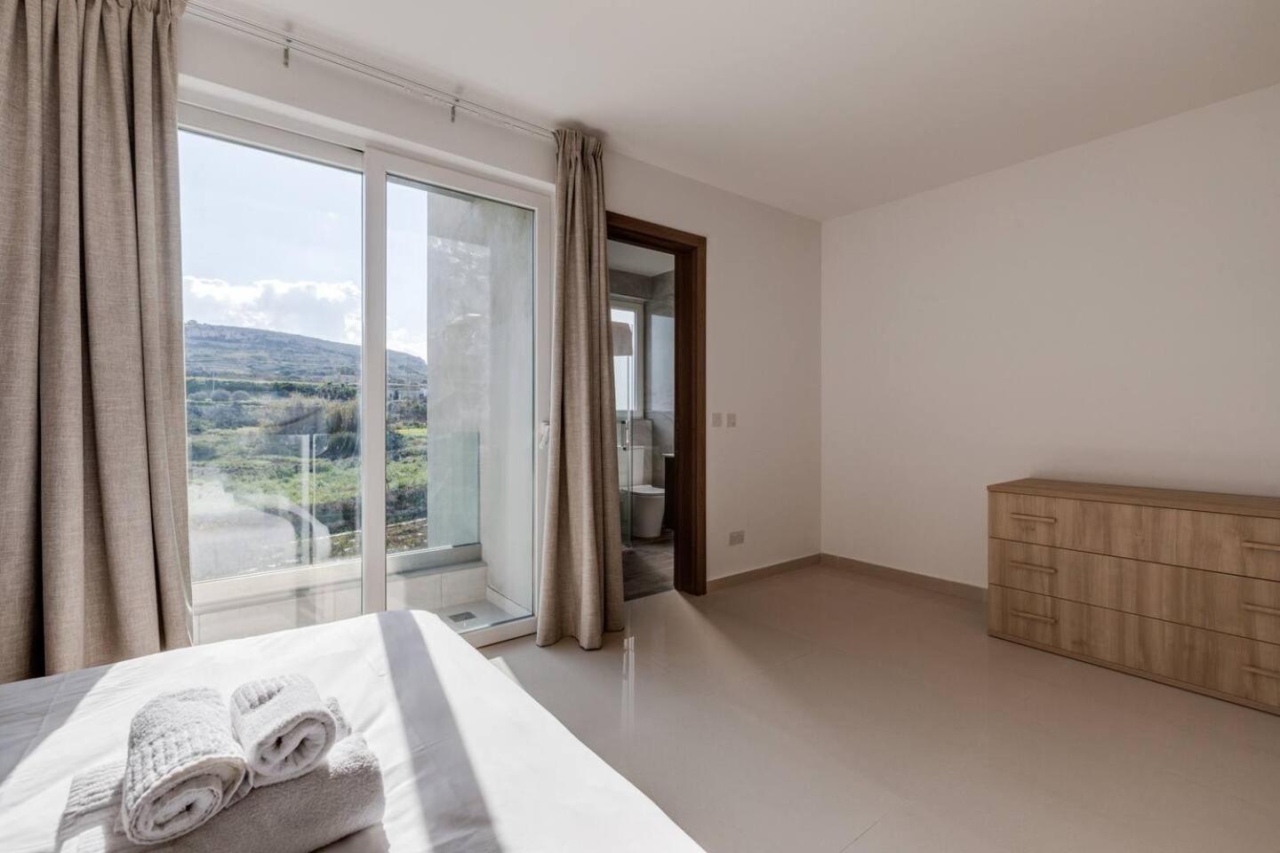 9Ten11 Seafront By Homely Mellieħa Exteriör bild