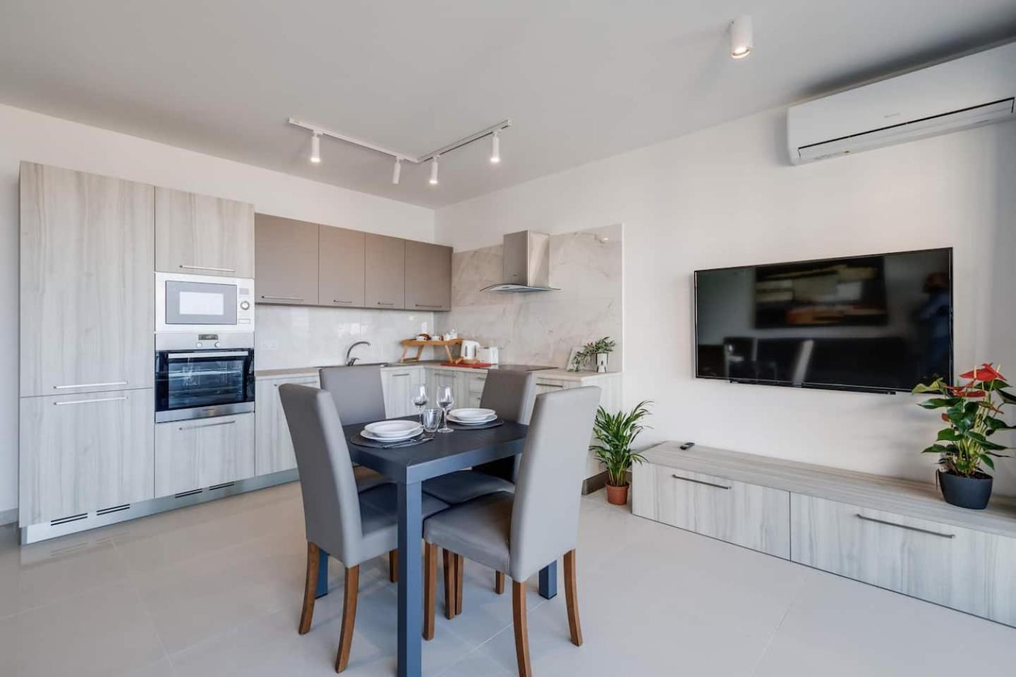 9Ten11 Seafront By Homely Mellieħa Exteriör bild