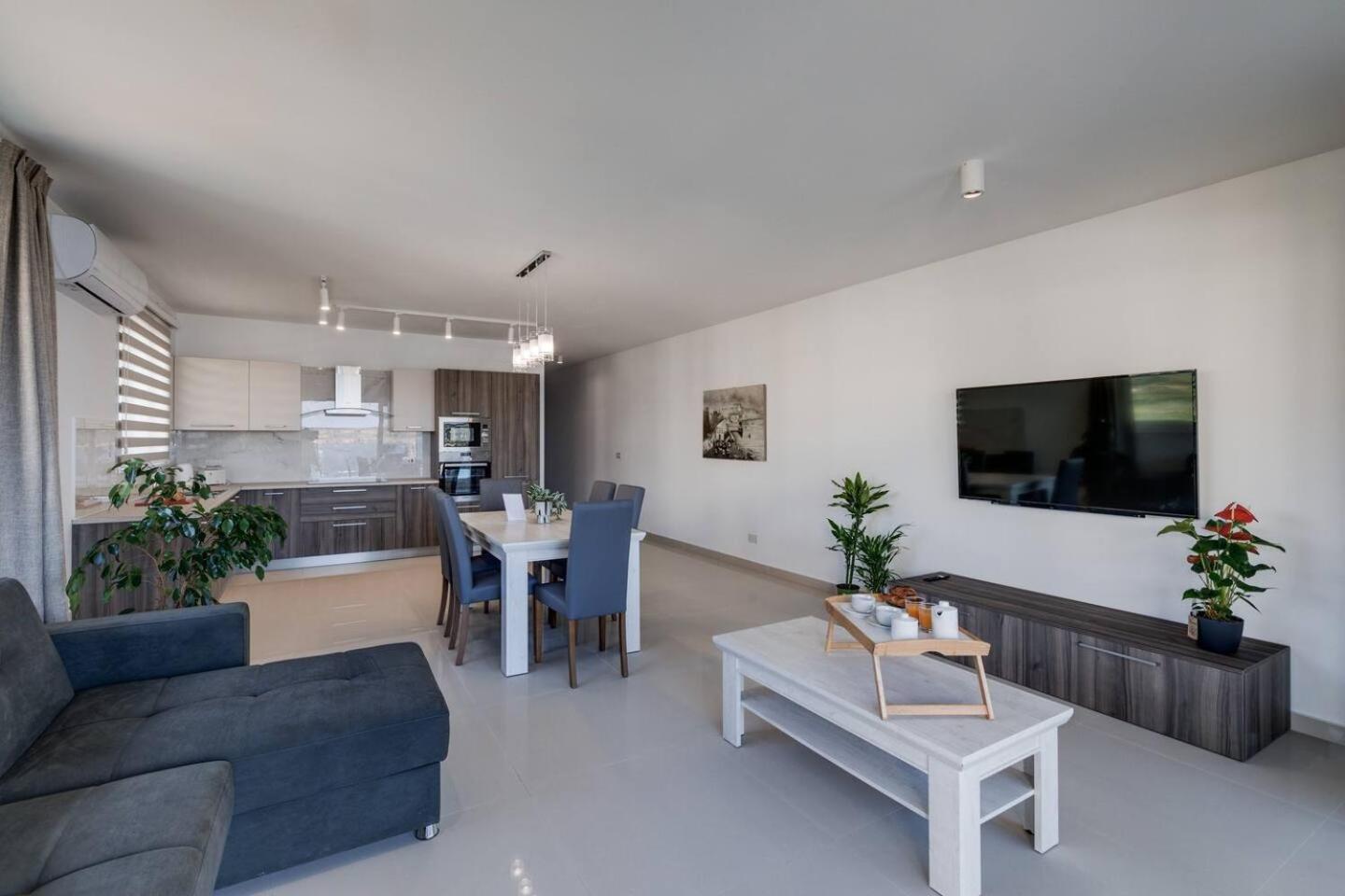 9Ten11 Seafront By Homely Mellieħa Exteriör bild