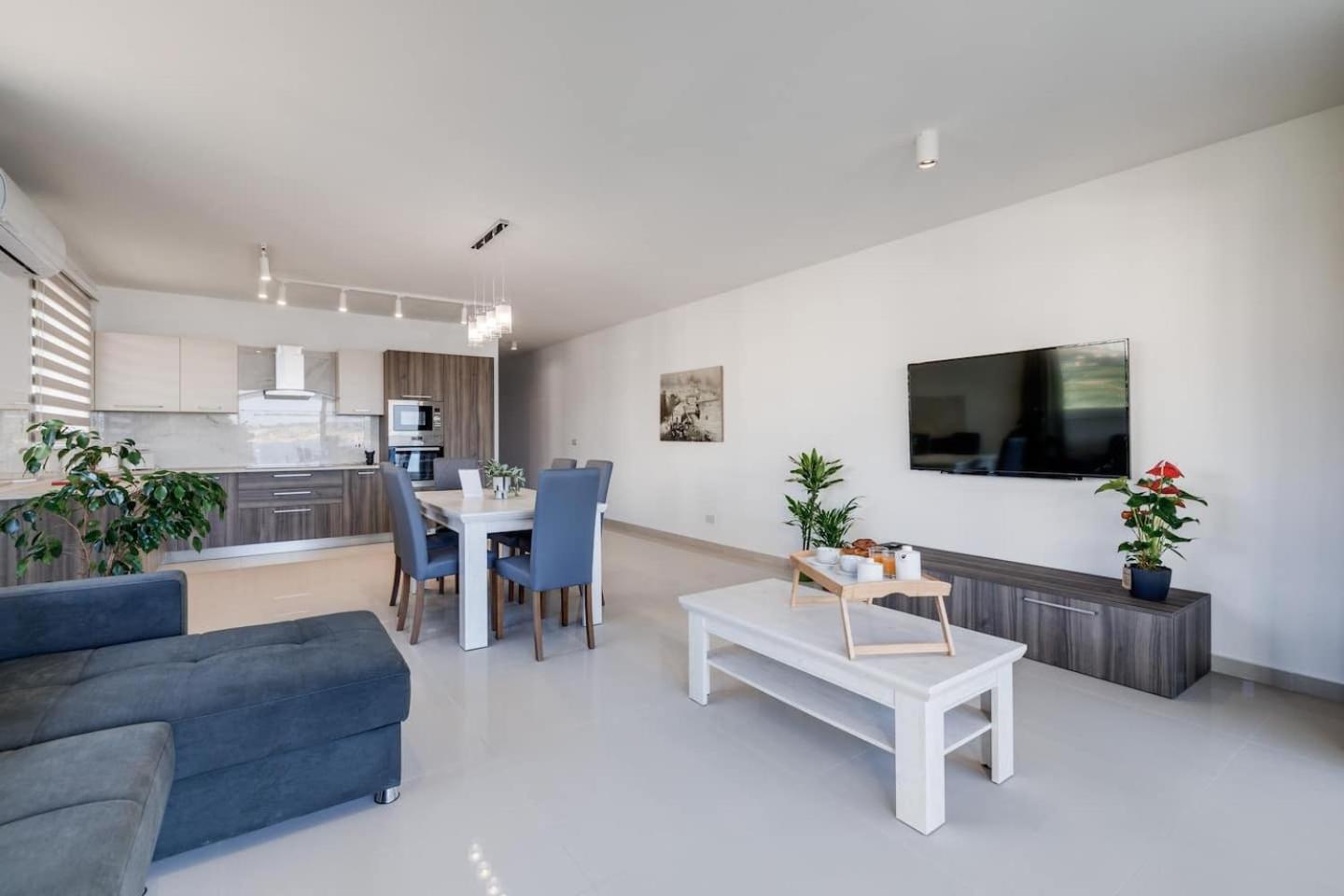9Ten11 Seafront By Homely Mellieħa Exteriör bild